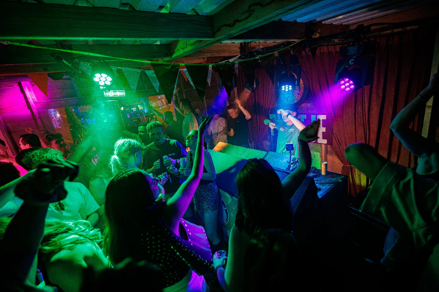 Sfeerbeeld van een optreden van DJ SBN