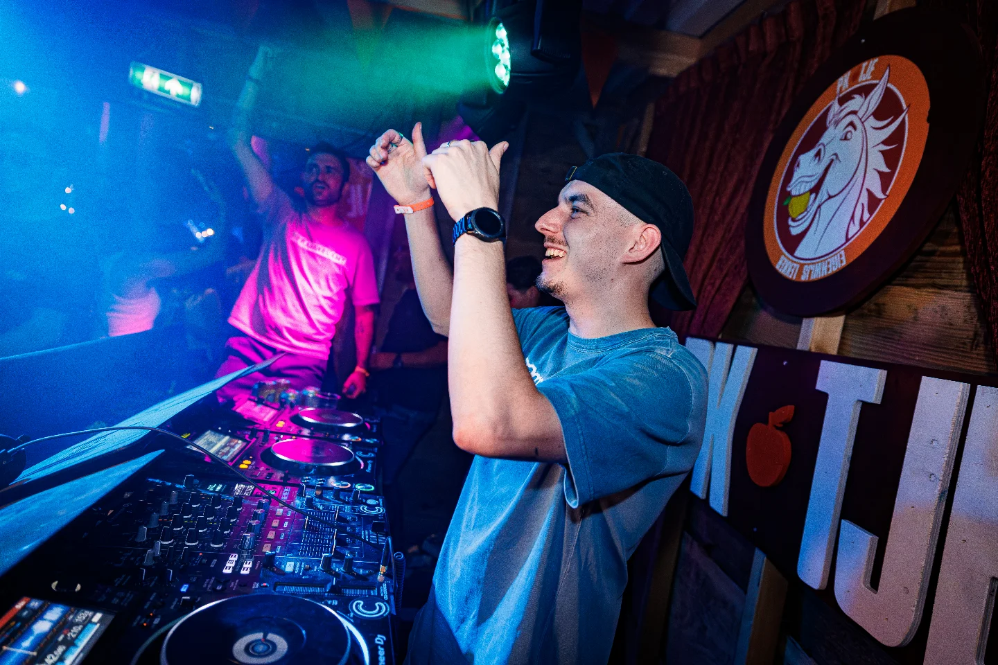 DJ SBN tijdens een optreden